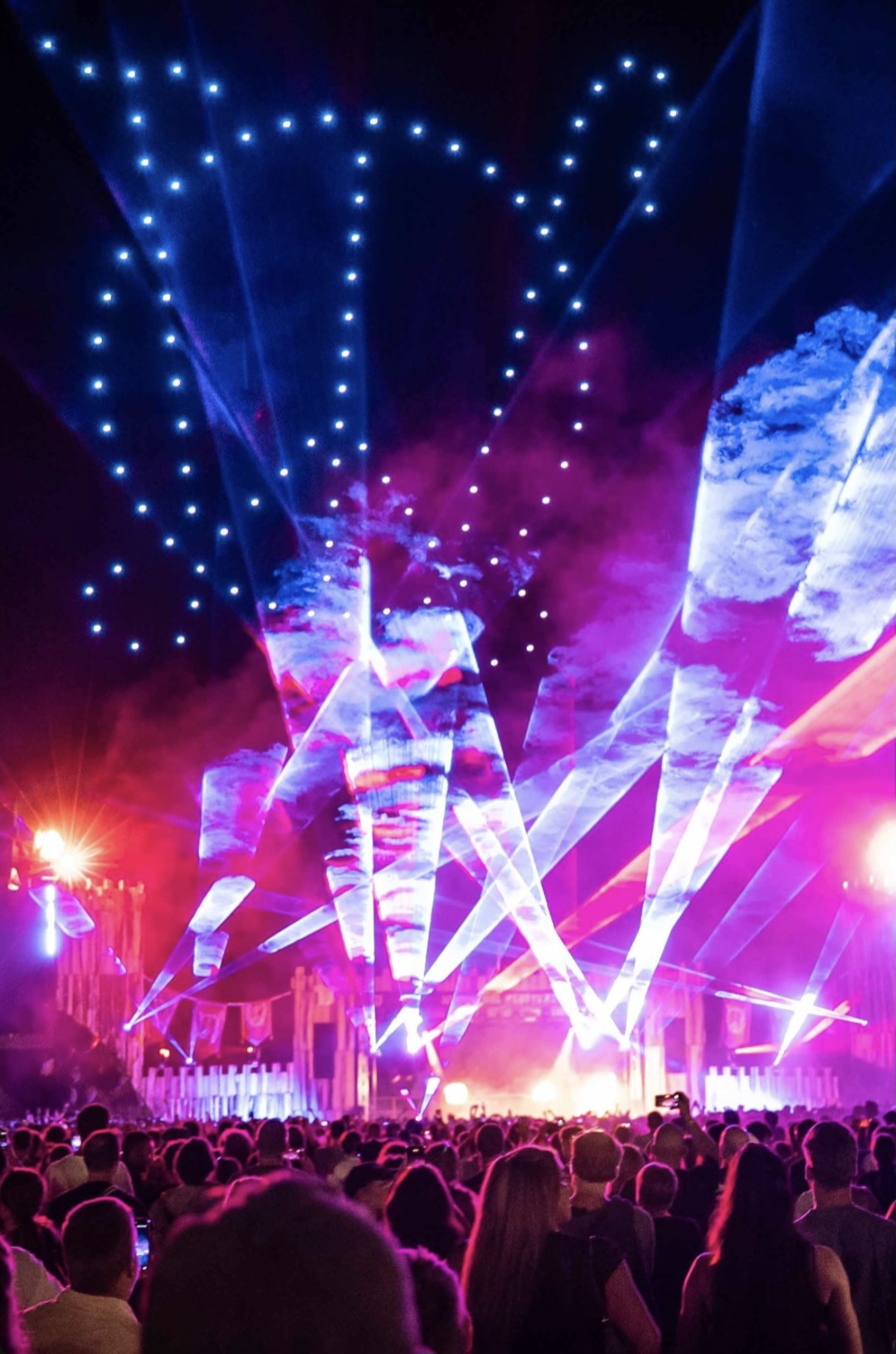 Festivalbühne mit Lichtshow